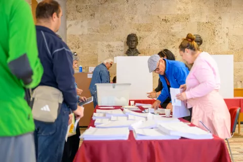 Predčasno glasovanje na &scaron;tirih referendumih v občini Kranj / Foto: Primož Pičulin