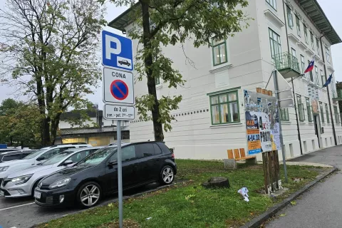 Nov parkirni režim pri upravni enoti