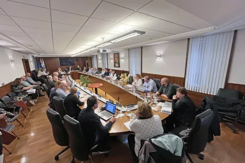 Svetniki zahtevajo izredno sejo