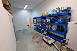 V humanitarnem skladi&scaron;ču se soočajo s skoraj praznimi policami. / Foto: arhiv Zveze Anita Ogulin