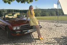 Zala Smolnikar &ndash; Z&aacute;li predstavlja videospot za skladbo To je to, v katerem lahko vidimo tudi avtomobil, ki je pred nekaj leti pritegnil pozornost tudi legendarnih Rolling Stonesov. / Foto: arhiv pevke