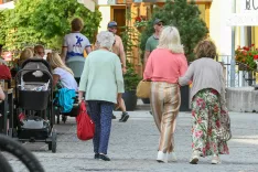 simbolična fotografija starost starostnik sprehod dolgotrajna oskrba starej&scaron;i upokojenec otro&scaron;ki voziček otrok / Foto: Tina Dokl