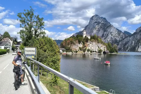 Traunkirchen ob jezeru Traunsee z goro Traunstein v ozadju / Foto: Slavko Zupanc
