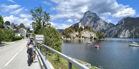 Traunkirchen ob jezeru Traunsee z goro Traunstein v ozadju / Foto: Slavko Zupanc