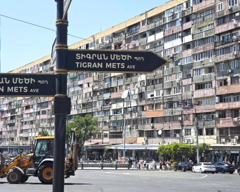 Avenijo Tigran Mets spremljajo gromozanska stanovanjska poslopja. / Foto: Zala Julija Kavčič
