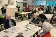 V Domu upokojencev Kranj je potekalo tradicionalno oktobrsko druženje osnovno&scaron;olcev in starostnikov. / Foto: arhiv DPM Kranj