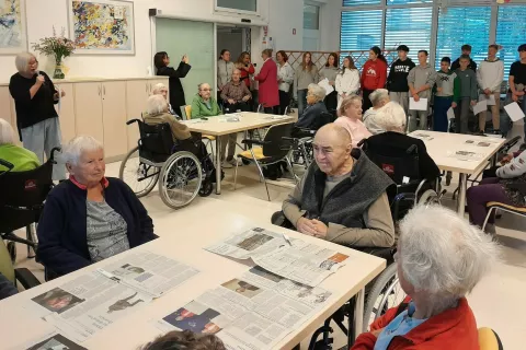 V Domu upokojencev Kranj je potekalo tradicionalno oktobrsko druženje osnovno&scaron;olcev in starostnikov. / Foto: arhiv DPM Kranj