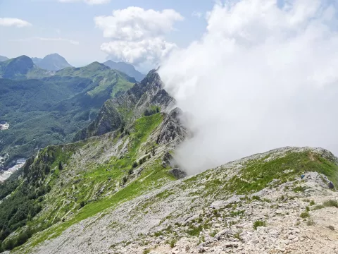 Pogled izpod vrha na greben. Igra narave je izjemna. / Foto: Jelena Justin