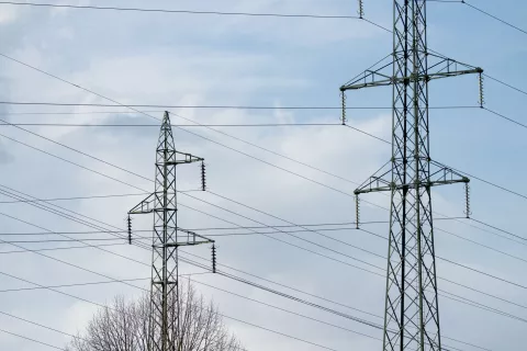 Simbolična fotografija električni daljnovod na polju27.3.2026 / Foto: Nik Bertoncelj