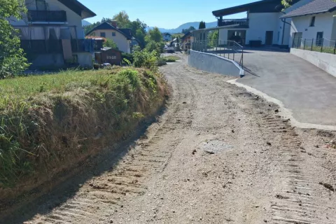 Nov asfalt v Stolniku, urejajo tudi Smodni&scaron;nico