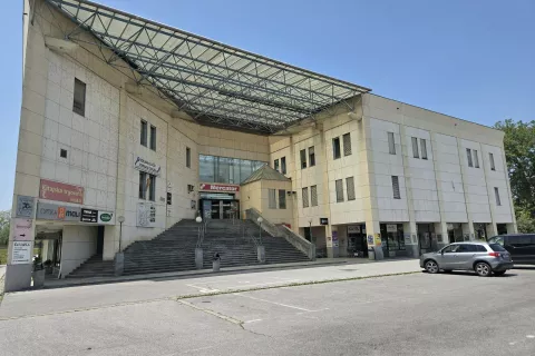 Občina kupila večino centra