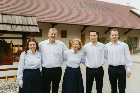 Globočnikovi: gospodar Ale&scaron;, žena Mili ter hčerka Polona in sinova Ale&scaron; in Jakob / Foto: Luka Kostanjevec