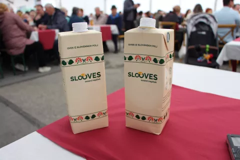 Udeleženci slovesnosti ob odprtju obrata so že lahko pokusili približek ovsenega napitka. / Foto: Cveto Zaplotnik