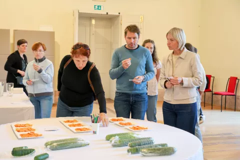 svetovni dan hrane okusi biodinamika predstavitev tržnica Demeter kmetij in biodinamični vinarji Linhartov trg, Radovljica / Foto: Tina Dokl