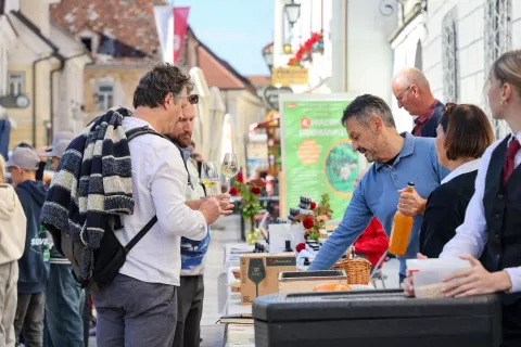 svetovni dan hrane okusi biodinamika predstavitev tržnica Demeter kmetij in biodinamični vinarji Linhartov trg, Radovljica / Foto: Tina Dokl