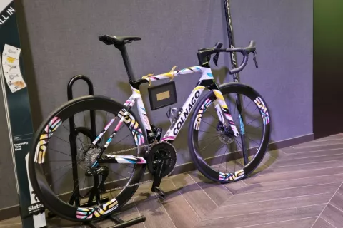Osrednji predmet večerne dražbe bo omejena izdaja kolesa Colnago V4Rs Tadej z osebnim podpisom Tadeja Pogačarja po izklicni ceni 12.500 evrov. / Foto: Klara Mrak