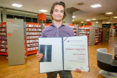 Podelitev Jenkove nagrade za leto 2026, prejemnik nagrade je Vid Karlov&scaron;ek, ki je priznanje prejel za svoj pesni&scaron;ki prvenec Destrukcije / Foto: Primož Pičulin