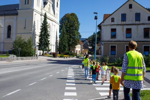 Prvo&scaron;olčki O&Scaron; Žiri med učenjem prečkanja ceste v spremstvu policije v Žireh. / Foto: MATIC ZORMAN