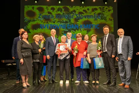 Kmetice skupaj s predsednico zvezo kmetic Ireno Ule, ministrom Janezom Ciglerjem Kraljem in drugimi gosti / Foto: MK