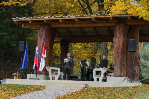 slovesnost ob zaključku obnove paviljon Brezjanka avtor Jože Plečnik Park gradu Katzenstein Begunje na Gorenjskem občina Radovljica na fotografiji Jernej Hudolin direktor ZVKDS in Ciril Globočnik župan občine / Foto: Tina Dokl