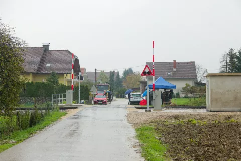 Zapornice železni&scaron;ki prehod Depala vas / Foto: Ale&scaron; Senožetnik