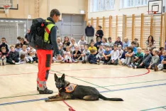 Zato Zavod Raziskovalni in&scaron;titut PES ZRIP pes ni igrača interaktivna delavnica za otroke službeni pes na fotografiji vodnica re&scaron;evalnega službenega psa Mateja Nolimal in psica Amita / Foto: Tina Dokl