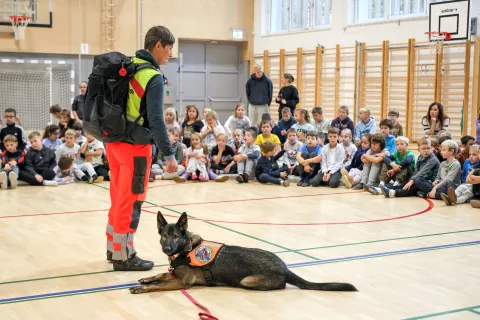 Zato Zavod Raziskovalni in&scaron;titut PES ZRIP pes ni igrača interaktivna delavnica za otroke službeni pes na fotografiji vodnica re&scaron;evalnega službenega psa Mateja Nolimal in psica Amita / Foto: Tina Dokl