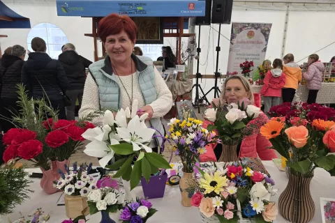 Sonja Roblek iz Preddvora iz krep papirja ustvarja zadnjih osem let. / Foto: &Scaron;pela &Scaron;imenc