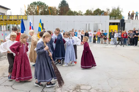 Slovesna položitev temeljnega kamna za izgradnjo novega vrtca v Zalogu in podružnične &scaron;ole Zalog. Zalog, 24. 9. 2026 / Foto: Matic Zorman