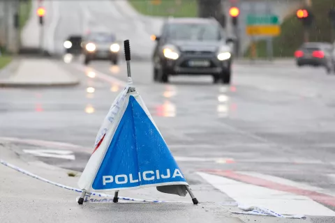 simbolična fotografija policija policist policijski avto vozilo streljanje v Vodicah aretacija Radovljica / Foto: Tina Dokl