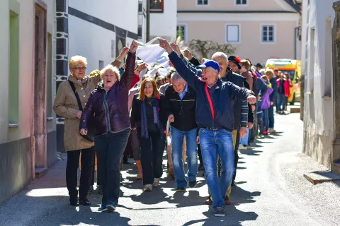 Takole so v Železnikih &raquo;&scaron;ivali kovtre&laquo; na velikonočni ponedeljek leta 2018, ko so po dolgih letih obudili ljudski običaj. / Foto: arhiv GG (Andrej Tarfila)