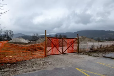 Gradnja parkirišča pod Blejskim gradom je prestavljena v prihodnje leto. / Foto: Primož Pičulin