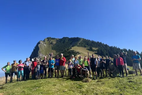 Udeleženci letošnjega srečanja na sedlu Rožca. / Foto: Arhiv Občine Jesenice