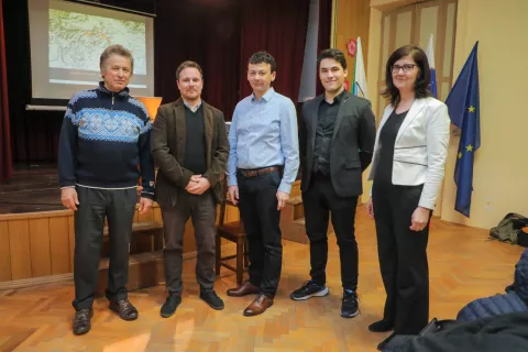 16 Krekov večer 1050 let loškega gospostva Krekov dom Selce na fotografiji z leve Peter Krek predsednik KS Miha Markelj zgodovinar Janez Habjan podžupan Gregor Gartner predsednik KD Andreja Megušar / Foto: Tina Dokl