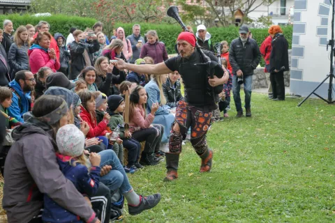 doživi srednji vek Žiganja vas srednjeve&scaron;ki plesi in glasbeni nastop madžarske skupine Holl&oacute;&eacute;nek Hungarica / Foto: Tina Dokl