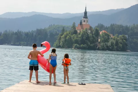 Blejsko jezero plavanje sup supanje čoln kajak vročina plavalci turisti Bled / Foto: Tina Dokl