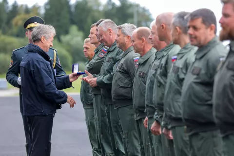 sprejem članov ekip za podporo gašenju iz zraka pilotov piloti air tractor in helikopter v sloveniji in makedoniji vojaško letališče Brnik podelitev priznanj na fotografiji Robert Golob predsednik RS / Foto: Tina Dokl