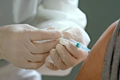 Zaradi povečanega zanimanja so v Kranju, Tržiču in &Scaron;kofji Loki odprli dodatne termine za cepljenje. / Foto: Gorazd Kavčič / Foto: 