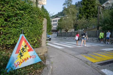 Prvi šolski dan občina Jesenice osnovna šola Prežihovega Voranca Jesenice, prehod za pešce, varnost, promet, varovanje / Foto: Nik Bertoncelj