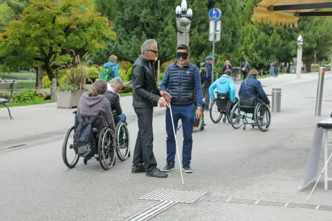 Obiskovalci so na poligonu iz prve roke izkusili ovire, s katerimi se dnevno soočajo gibalno ovirane osebe. / Foto: Tina Dokl