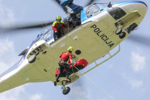 dan odprtih vrat PGD Begunje v sodelovanju z GRS Radovljica ob praznovanju 60 letnice na fotografiji vaja gasilci gorski reševalci gorska reševalna služba Radovljica GRS policija letalska policijska enota helikopter policijski helikopter / Foto: Tina Dokl