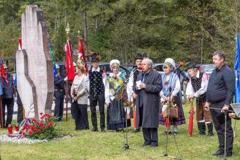 Ivan Svetlik, častni govornik slovesnosti ob 80. obletnici požiga vasi Radovna / Foto: Miro Zalokar