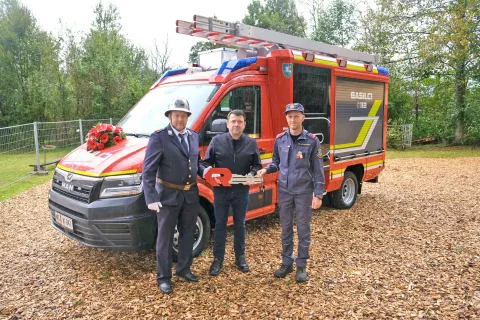 Botra novega vozila Sebastjan Bašelj in Tomaž Logar sta ključe predala glavnemu strojniku PGD Visoko - Milje Maticu Arzenšku. / Foto: Maša Likosar