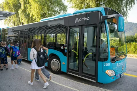 Prevoze po dveh krožnih mestnih linijah ponovno izvaja Arriva, a ne kot koncesionar, temveč kot pogodbenik. Pogodba bo veljala eno leto. / Foto: Nik Bertoncelj