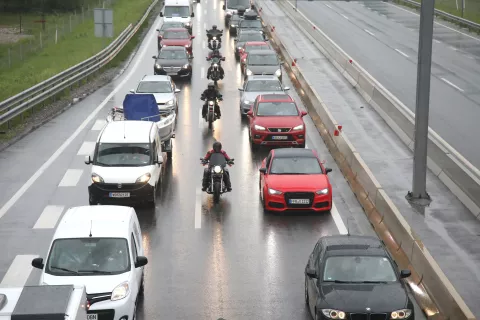 Avtocesta AC kolona vozil pred predorom Karavanke Hrušica zastoji vozila reševalni pas / Foto: Gorazd Kavčič