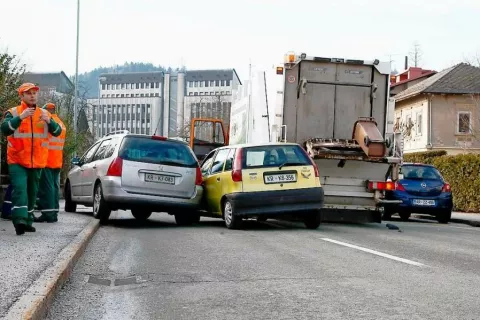 Na slovenskih cestah pa se res lahko zgodijo vse mogoče nesreče, bi lahko komentirali zgornjo fotografijo, ki je pred kratkim nastala na Cesti Staneta Žagarja v Kranju. Zbegani komunalni delavci so pri tem morda razmišljali, ali bodo poleg praznjenja smetnjakov sedaj morali skrbeti še za pravilno prehitevanje smetarskega vozila. Ja, ja, kante za smeti so bile usodne celo za ministra, zato se ni treba čuditi, če so tudi za neučakane voznike ... / Foto: Gorazd Kavčič