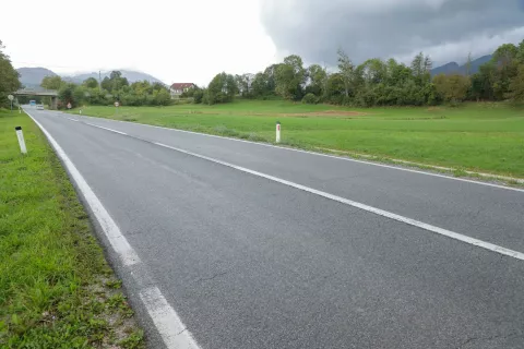 Na državni cesti Radovljica–Jesenice, sto dvajset metrov pred nadvozom čez železniško progo, bo v prvi fazi zgrajeno novo krožišče. / Foto: Tina Dokl