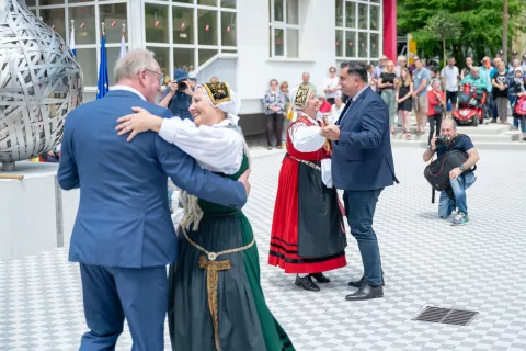 Župana Jesenic in Nagolda sta ob obletnici pobratenja odprla Trg prijateljstva Jesenice - Nagold na Jesenicah. / Foto: Nik Bertoncelj