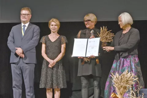 Branislav Panis, predsednik žirije Žive, Tanya Hristova, županja mesta Gabrovo, Lea Ferjan, direktorica Zavoda za kulturo Bled, in Andreja Rihter, direktorica FSK / Foto: Arhiv Zkb