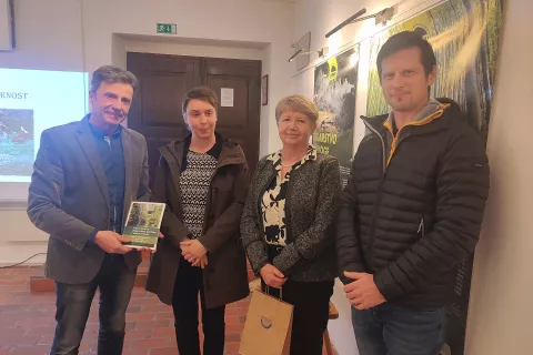 Mag. Robert Hostnik, Špela Smolej Milat iz Gornjesavskega muzeja Jesenice, Marija Imperl in Aljaž Pogačnik, direktor muzeja / Foto: Nika Toporiš